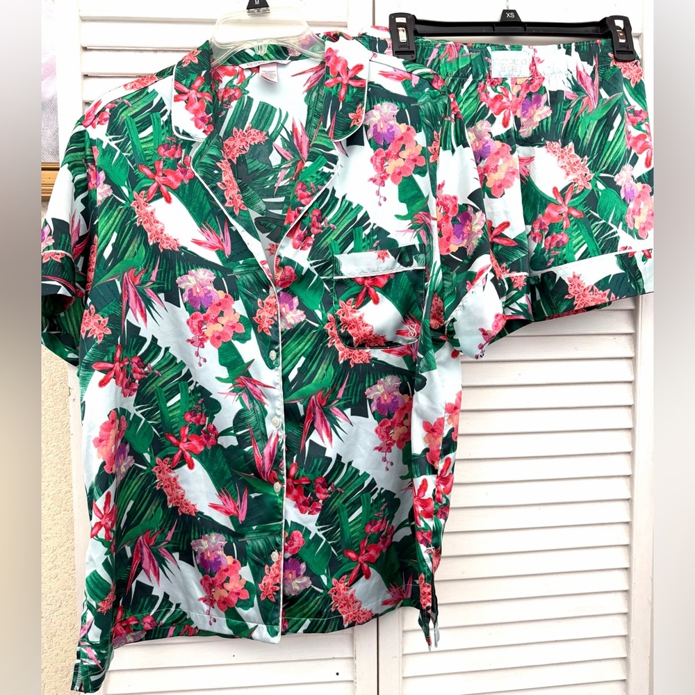 VICTORIA’S SECRET Tropical Floral Satin set shorts and button shirt with pocket - Picture 3 of 15